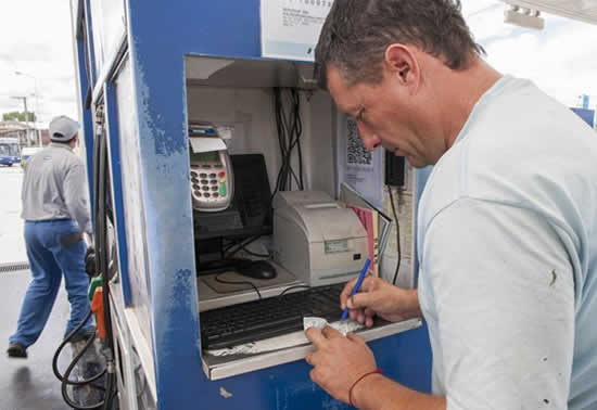 Los problemas de inseguridad impulsaron el uso de tarjetas para la compra de combustibles