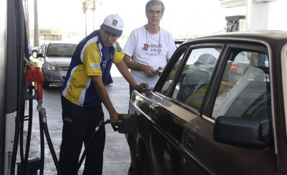 El litro de nafta en la Argentina cuesta 20 por ciento más caro que el promedio mundial