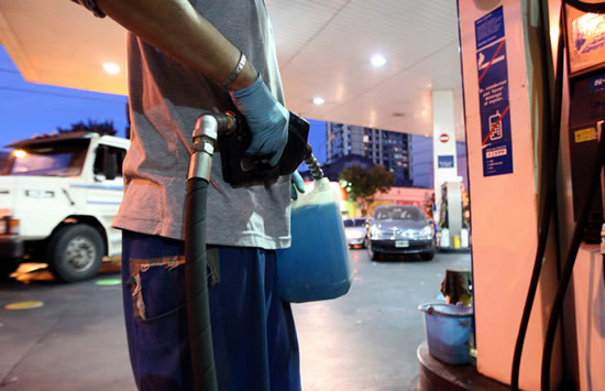 ¿La nafta súper en vías de extinción? Se venden 20 millones de litros menos por mes