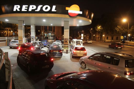 Millonarias multas a una petrolera y a estaciones de servicio por pactar precios