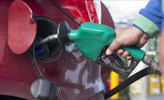 Proponen reducir el componente impositivo de las naftas y el gasoil