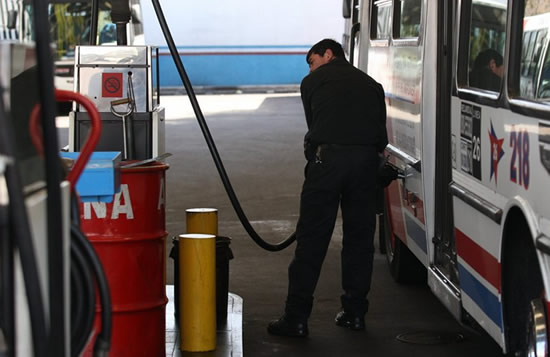 A pesar de las restricciones, se importa la misma cantidad de combustibles que hace un año