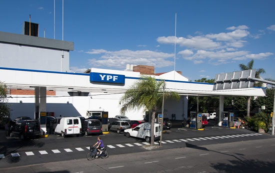 Analizan que los anuncios de YPF son una estrategia para sumar ventas de combustibles