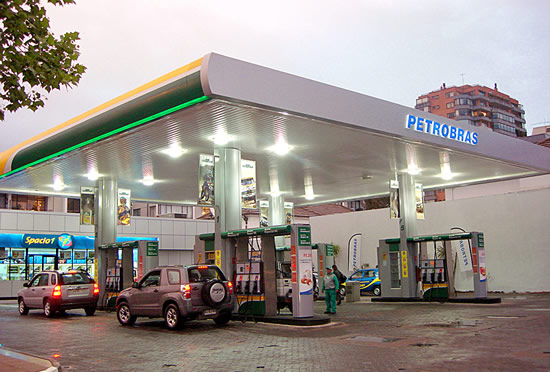 Denuncian ante Defensa de la Competencia el interés de petroleras locales por los activos de Petrobras