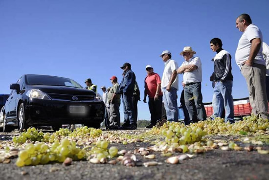 Los aumentos de los combustibles disparan protestas del campo y reclamos de legisladores