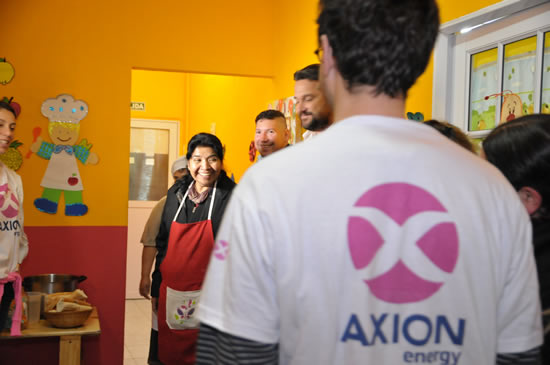 AXION energy celebró el día del niño con regalos para el comedor Los Piletones