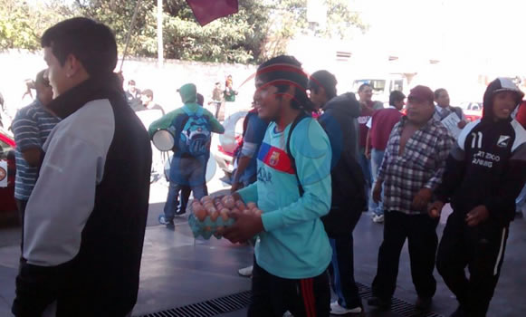 Manifestantes atacan la estación del presidente de la Cámara de Expendedores de Salta