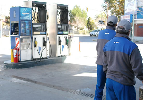 Empleados admiten conversaciones por nuevo convenio con estaciones YPF