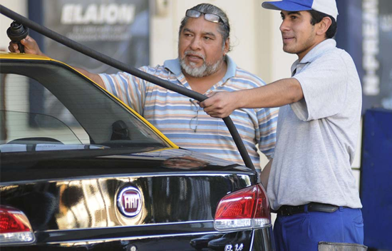 Pagar hoy los sueldos de un playero implica vender más de 1.200 litros de combustible