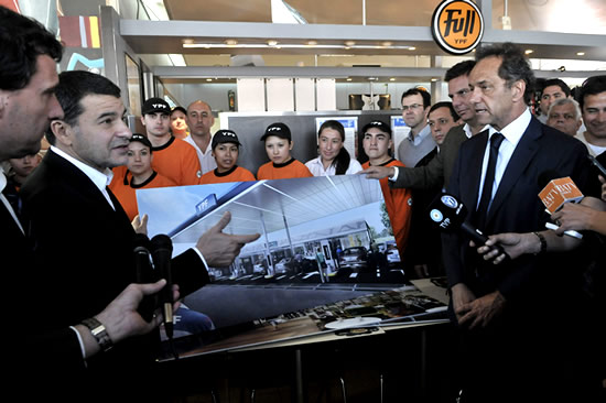Galuccio y Scioli recorrieron las obras de la estación de servicio más grande del país