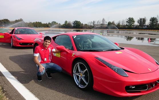 El mejor vendedor de playa del mundo viajó a Italia para vivir la experiencia Ferrari