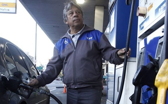 Empleados de estaciones propias de YPF esperan actualizar convenio en octubre