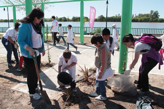 AXION plantó árboles para concientizar del cuidado del medio ambiente