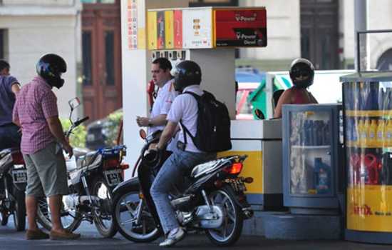 La prohibición de cargar nafta a motociclistas sin casco dejó de ser prioridad para los legisladores