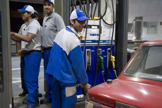 Estaciones de servicio plantean nuevas formas de incentivar a los empleados jóvenes