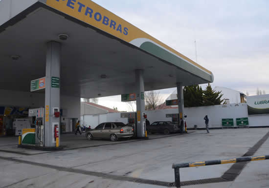 Descontrol en una estación de servicio: una mujer amenazó con incendiar el local