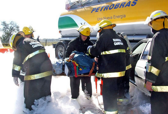 Petrobras simuló la colisión entre un vehículo y un camión cisterna que transporta combustible