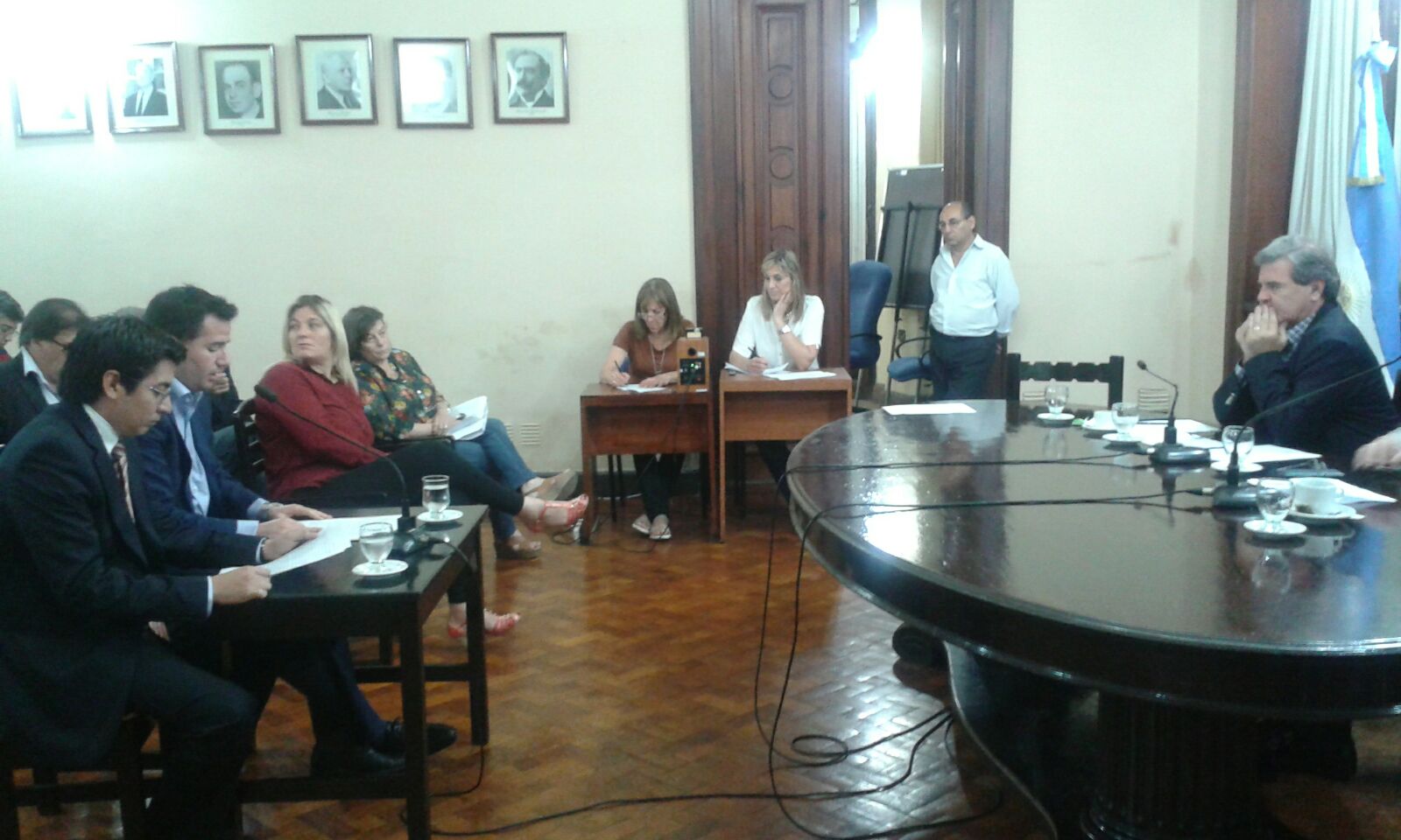 Empleados y dueños de estaciones se reunieron ayer para plantear menor presión tributaria