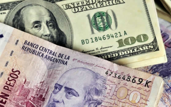 Opinion: una devaluación impactaría en el precio de los combustibles