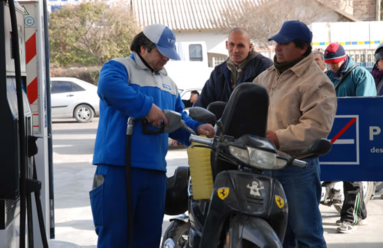 Empleados de las estaciones propias de YPF reclaman reapertura del convenio