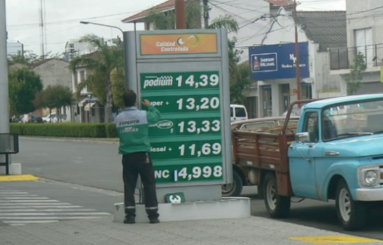 Con barril subsidiado y ajuste del tipo de cambio gradual aseguran que es conveniente congelar precio del gasoil