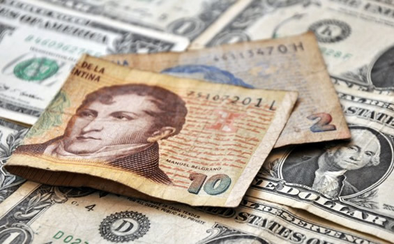 Enfoques II: “si se devalúa la moneda la nafta va a estar cerca de los 20 pesos el litro”