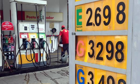 Especialistas que colaboran con Macri en energía plantean que los precios de las naftas se igualen a las referencias regionales