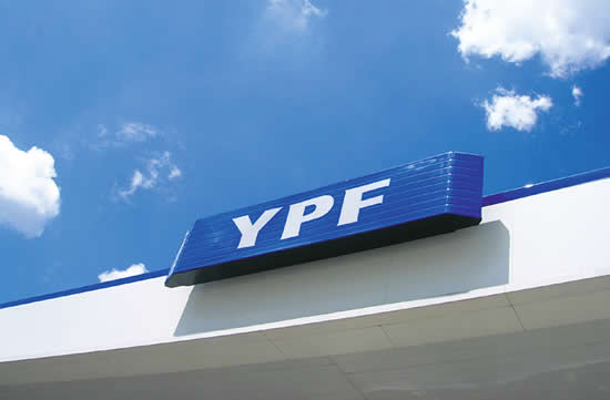 YPF mejoró los volúmenes de venta de naftas y gasoil pero ganó menos