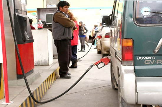 Endosan más impuestos al precio de los combustibles