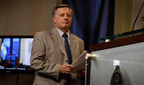 El desafío de Aranguren: contener los precios de los combustibles sin caer en regulaciones