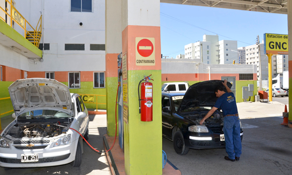 Aranguren desacreditó el uso del GNC en autos y los empresarios salen al cruce