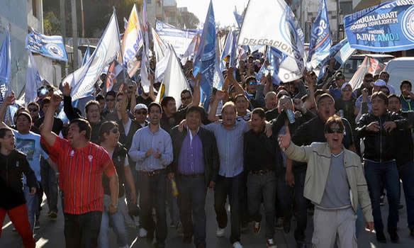 Multitudinaria marcha para exigir el sostenimiento de la actual política de precios de los combustibles