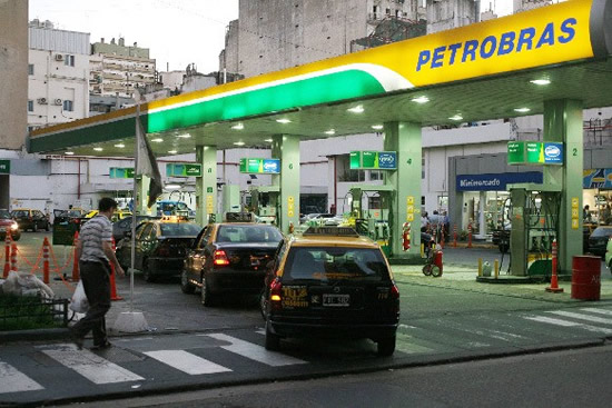 Por la baja del precio del crudo Petrobrás mantiene su decisión de desprenderse de activos