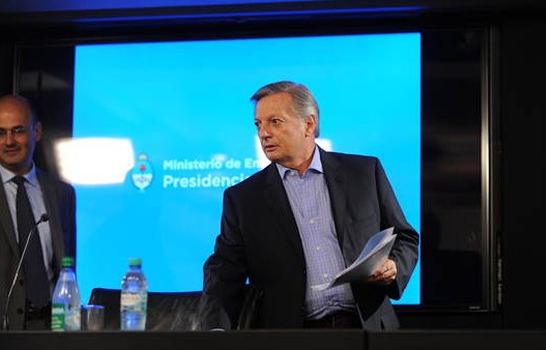 Aranguren: “el precio de la nafta en el país  aún está barata”