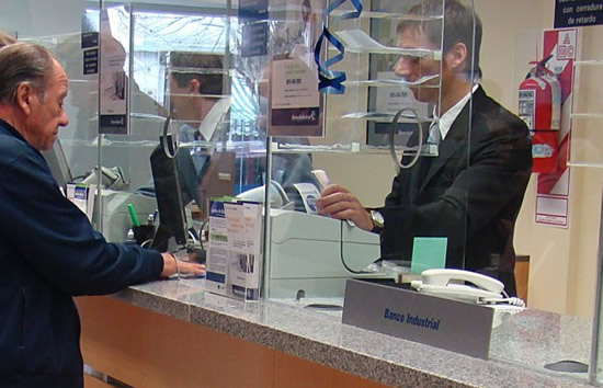 Impuesto al cheque: especialistas sostienen que los depósitos en cuentas de tercero no representan un hecho imponible