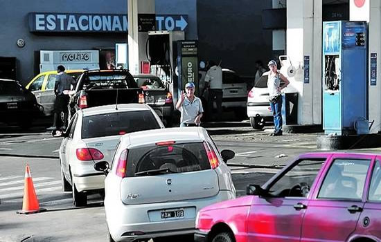 Por los aumentos de precios se carga más seguido y crecen las filas frente a los surtidores