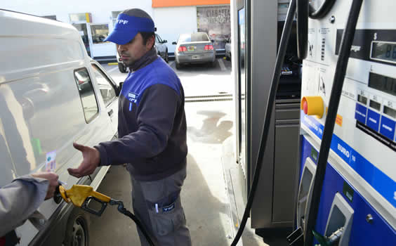 YPF se comprometió a estudiar medidas para amortiguar el impacto del aumento salarial