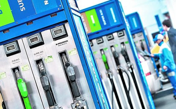 Los surtidores de naftas y gasoil deben incorporar una nueva leyenda obligatoria