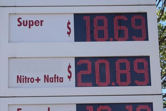 Con la nafta a 20 pesos el litro los argentinos ahora van a cargar al exterior