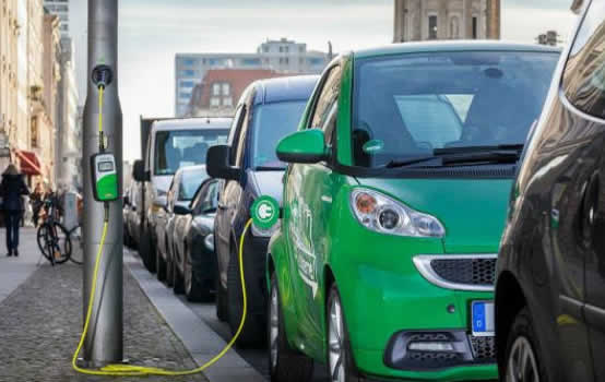 Estaciones en desgracia: Holanda prohibirá el uso de nafta y el gasoil para autos