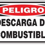 ¿Cómo actuar cuando se presentan problemas durante la descarga de combustibles?