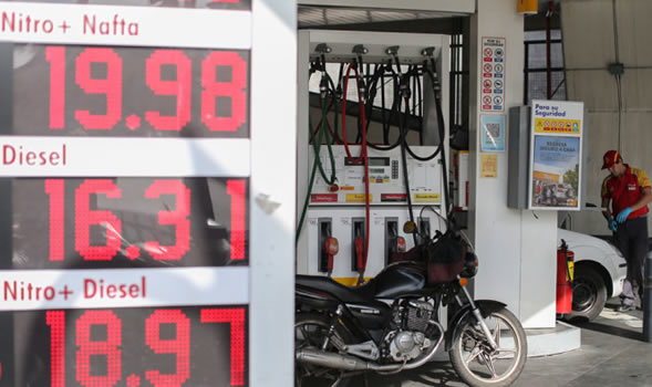 Estaciones de servicio bajan precios para competir en el mercado