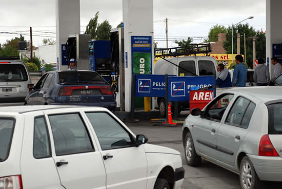 Impulsan una Ley que impida a las petroleras operar en el mercado minorista