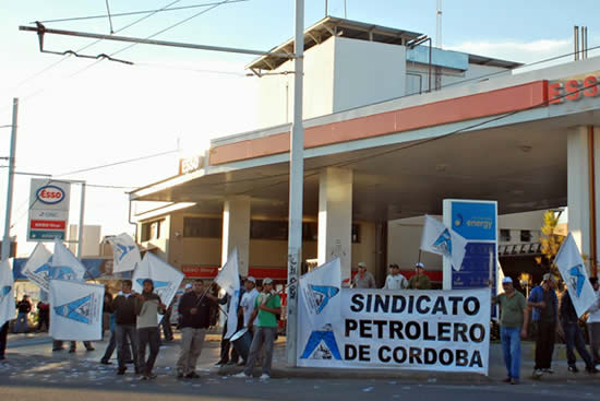 Trabajadores petroleros bloquean estaciones de servicio en reclamo de mejoras salariales
