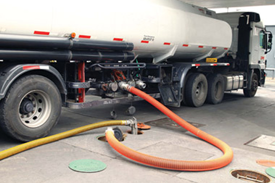 Estaciones reclamarán a petroleras por el avance de distribuidores en el sector minorista