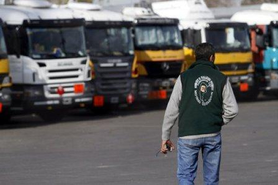 Continúa hasta esta noche el paro de camioneros de combustibles