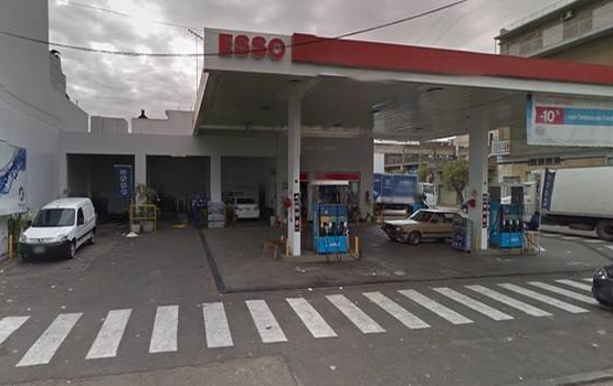 Así roban una estación de servicio a plena luz del día y en pocos segundos