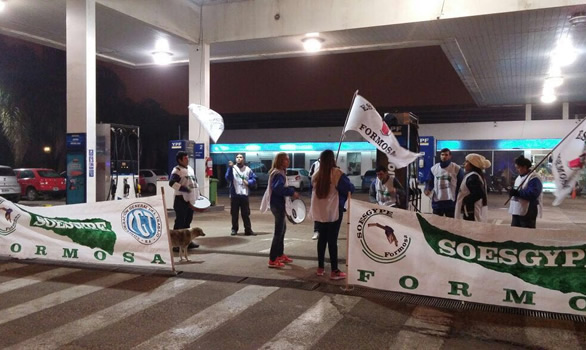Por el despido de una empleada y condiciones laborales bloquean una estación de servicio