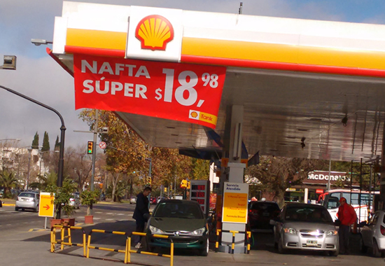 Por primera vez en diez años, todas las petroleras ofrecen las naftas al mismo precio