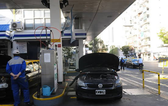 Especialistas analizan situación del GNC: amparos no corren para las estaciones